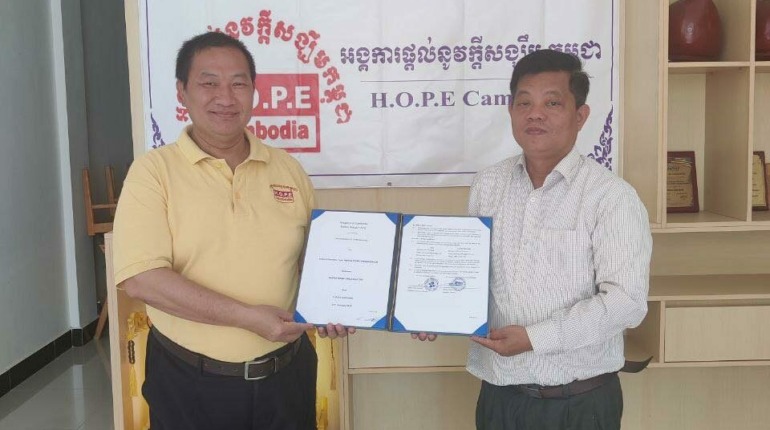 អង្គការរក្សាកុមារបានផ្តល់ការគាំទ្រផ្នែកហិរញ្ញវត្ថុដល់អង្គការផ្តល់នូវក្តីសង្ឃឹមកម្ពុជាសម្រាប់កម្មវិធីពិនិត្យ និងព្យាបាលត្រចៀក ច្រមុះ បំពង់ក មិនគិតកម្រៃ ព្រមទាំងកម្មវិធីបំពាក់់ និងថែទាំឧបករណ៏ជំនួយ…