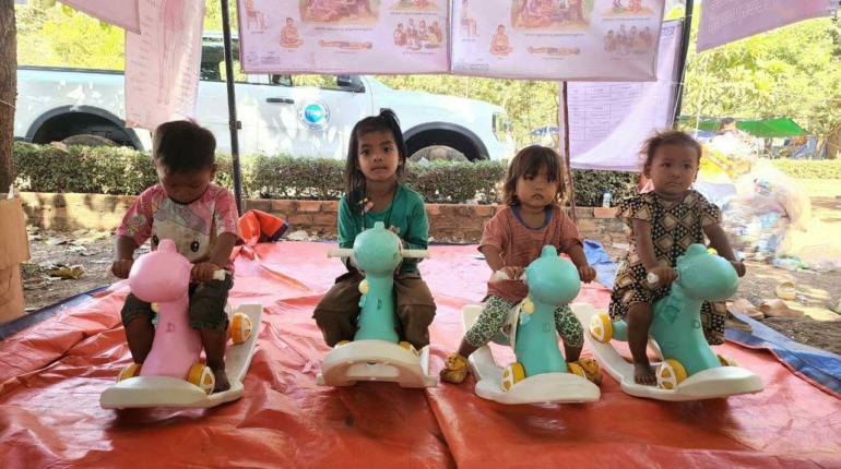 សកម្មភាពលេងរបស់កុមារ នៅជំរុំភៀសសឹក វត្តបាត់ថ្កៅ ស្រុកចុងគីរី ខេត្តឧត្តរមានជ័យ។