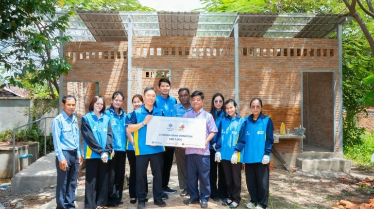 ធនាគារ ស៊ិនហាន (ខេមបូឌា) ម.ក បានផ្តល់មូលនិធិបន្ថែម ដល់អង្គការរក្សាកុមារ សម្រាប់រៀបចំ សម្ពោធអគារបន្ទប់ទឹកស្អាត និងចំណាយចាំបាច់សម្រាប់គាំទ្រដល់សាលាបឋមសិក្សាតាំងក្រសាំង នៅស្រុកសន្ទុក ខេត្តកំពង់ធំ។