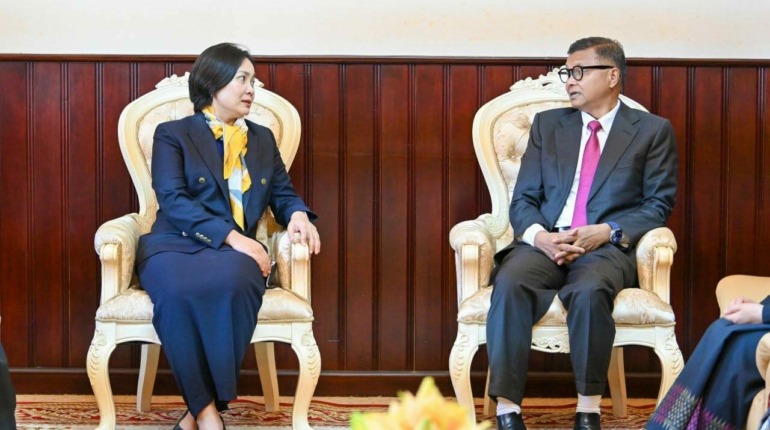 អង្គការរក្សាកុមារ បានចូលរួមចំណែកជាថវិកាចំនួន ៤០,០០០ ដុល្លារអាមេរិក ជូនក្រសួងអប់រំ យុវជន និងកីឡា ដើម្បីជួយដល់បុគ្គលិកអប់រំ លោកគ្រូ អ្នកគ្រូ សិស្សភៀសសឹក ក្នុងអំឡុងពេលសង្រ្គាមឈ្លានពានពីប្រទេសថៃ…