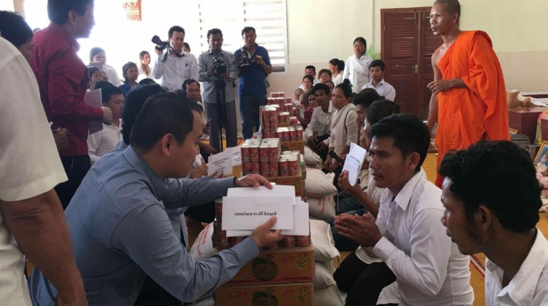 លោកជំទាវ ជា សិរី ស្ថាបនិកមូលនិធិរក្សាកុមារ បានឧបត្ថមជាថវិកាដល់ក្រុមគ្រួសាររបស់ក្មេងស្រី⁣ប្រាំពីរនាក់⁣ ដែលបានលង់ទឹកស្លាប់នៅខេត្តព្រះសីហនុ ក្នុងមួយគ្រួសារៗ ១០០,០០០ រៀល។ លោកជំទាវ…