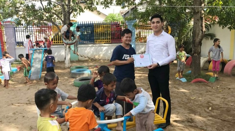 លោកជំទាវ ជា សិរី បានឧបត្ថមសំភារៈលេងចំនួនពីរឈុត ដល់អង្គការកុមារដ្ឋានម្លប់ ។