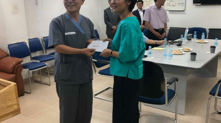 លោកជំទាវ ជា សិរី ស្ថាបនិកមូលនិធិរក្សាកុមារ បាននាំយកថវិកាចំនួនពីរពាន់ដុល្លារអាមេរិកជូន Hebron Medical Center ដើម្បីជួយឧបត្ថម្ភអ្នកជំងឺត្រូវការវះកាត់ជំងឺបេះដូង។ Hebron Medical Center…
