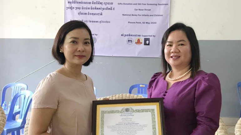 លោកជំទាវ ជា សិរី ស្ថាបនិកមូលនិធិរក្សាកុមារបានអញ្ជេីញសួរសុខទុក្ខ និងបានឧបត្ថមកម្មវិធី ពិនិត្យ ព្យាបាលត្រចៀក ច្រមុះ និងបំពង់ក ដល់កុមារ និងទារកសរុប ១៤៥នាក់ និងបុគ្គលិកសរុប ៨០នាក់ នៅបុរីជាតិសម្រាប់ទារក…
