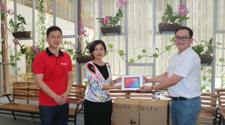 ថ្ងៃសុក្រ ទី២១ ខែឧសភា ឆ្នាំ២០២១៖ លោកជំទាវ ជា សិរី ស្ថាបនិកមូលនិធិរក្សាកុមារ និង លោក Kuang Changke តំណាងក្រុមហ៊ុន Huawei នៅកម្ពុជា (Huawei Cambodia) បានរួមគ្នាប្រគល់ឧបករណ៍ថេប្លិត (tablet) Huawei…
