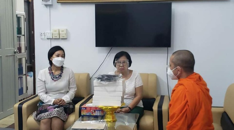 ថ្ងៃព្រហស្បតិ៍ ទី៣ ខែមិថុនា ឆ្នាំ២០២១៖ លោកជំទាវ ខៀវ ស៊ីណា ជា ចាន់តូ និង លោកជំទាវ ជា សិរី ស្ថាបនិកមូលនិធិរក្សាកុមារ បាននាំយកអំណោយជាឧបករណ៍កុំព្យូទ័រថេប្លេត (tablet) សរុប ១៥ឈុត…