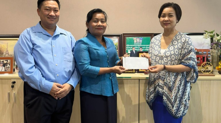 លោកជំទាវបណ្ឌិត ជា សិរី ស្ថាបនិកមូលនិធិរក្សាកុមារបានឧបត្ថម្ភថវិកាចំនួន ៣.៥០០​ ដុល្លារអាមេរិក​ ដល់អង្គការ​ HOPE Cambodia សម្រាប់គាំទ្រដល់ការចំណាយលេីការពិនិត្យ​ និងព្យាបាលត្រចៀក​ ច្រមុះ​ និងបំពង់ក…